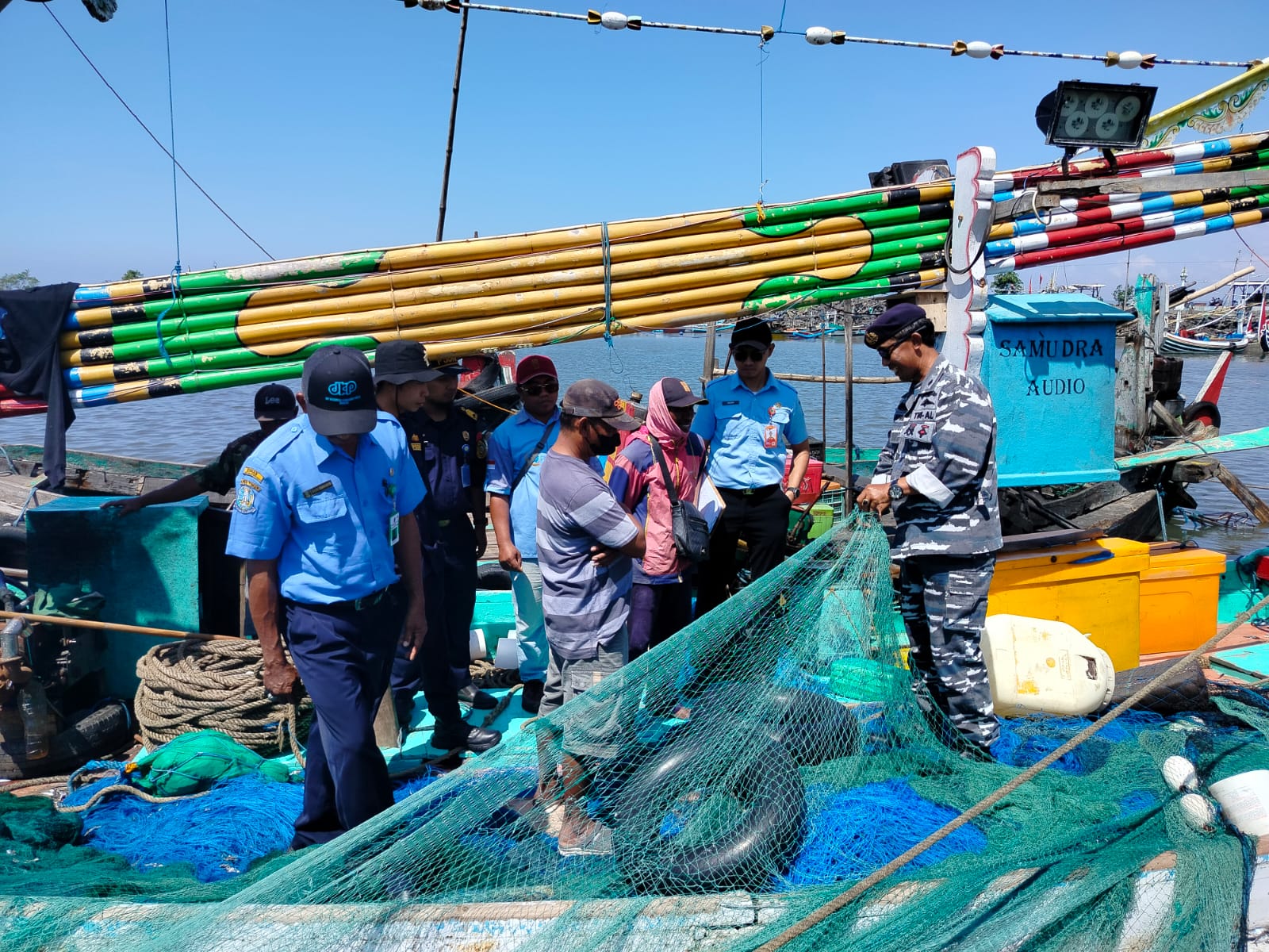 Petugas gabungan menemukan alat tangkap terlarang di kapal nelayan Andon di pelabuhan Muncar.