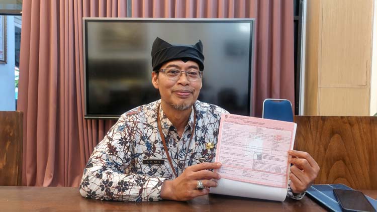 KEMBALI KE MULTI TARIF: Kepala Badan Pendapatan Daerah (Bapenda) Banyuwangi Samsudin memperlihatkan pipil pajak PBB yang tidak mengalami kenaikan sejak tahun 2023.