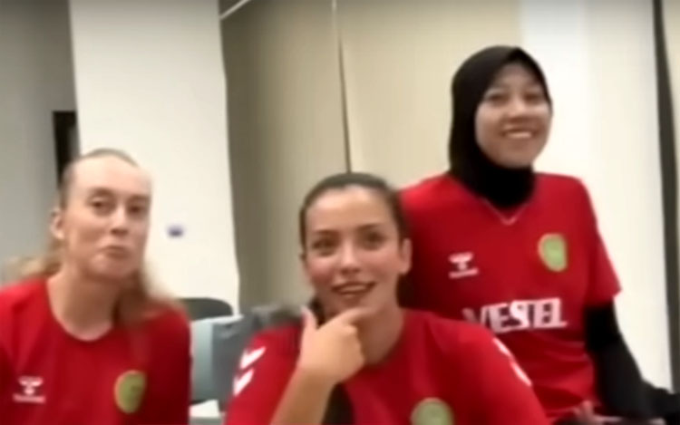 Megawati Hangestri Pertiwi Bersama dua rekan barunya di klub voli Turki Manisa BBSK usai latihan.