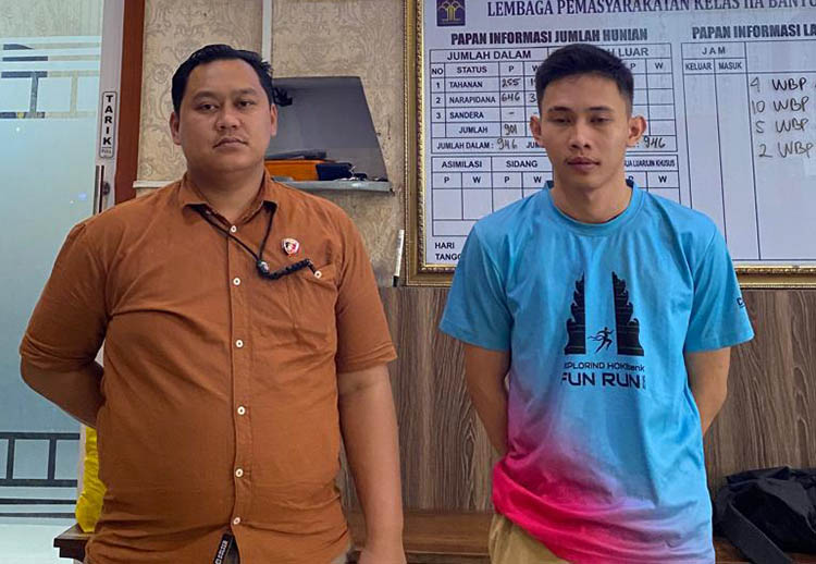 Kuncoro Didi Saputro (kanan) dititipkan ke Lapas kelas IIA Banyuwangi, Jumat (22/8).