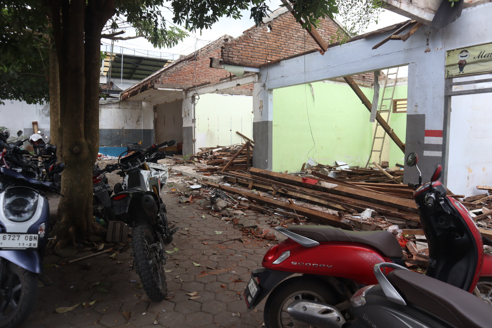 Pertokoan di lahan yang ada di sekitar Stasiun Kalisetail, Desa/Kecamatan Sempu sudah dibongkar.