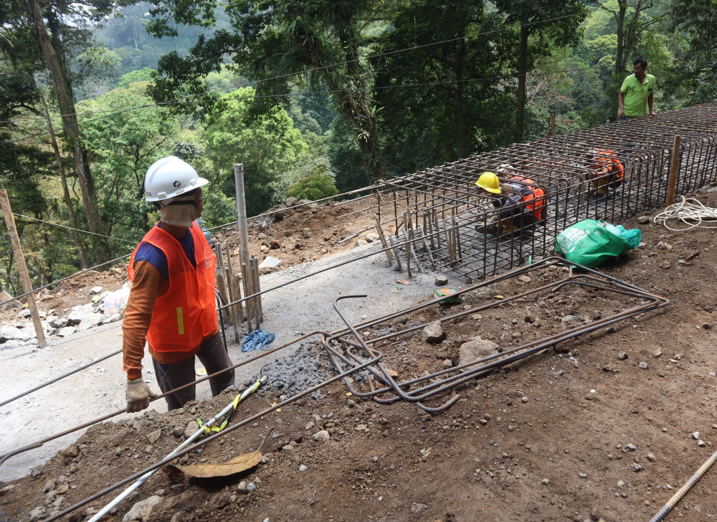 Pekerja proyek perbaikan Jalur Gumitir yang menghubungkan Kabupaten Banyuwangi dan Jember menganyam besi.