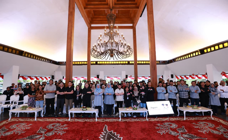 Bupati Ipuk Fiestiandani bersama para narasumber dan finalis menghadiri Offline Session Jagoan Banyuwangi 2025 di pendapa Sabha Swagata Blambangan Sabtu (22/8).