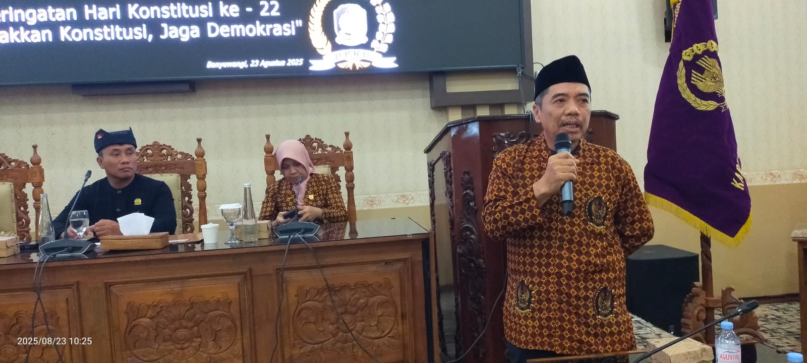 Sugihartoyo, Dewan Paripurna DHC BPK 45 Kabupaten Banyuwangi memberikan paparan dalam peringatan hari konstitusi di ruang rapat khusus DPRD Banyuwangi pada Sabtu (23/8).