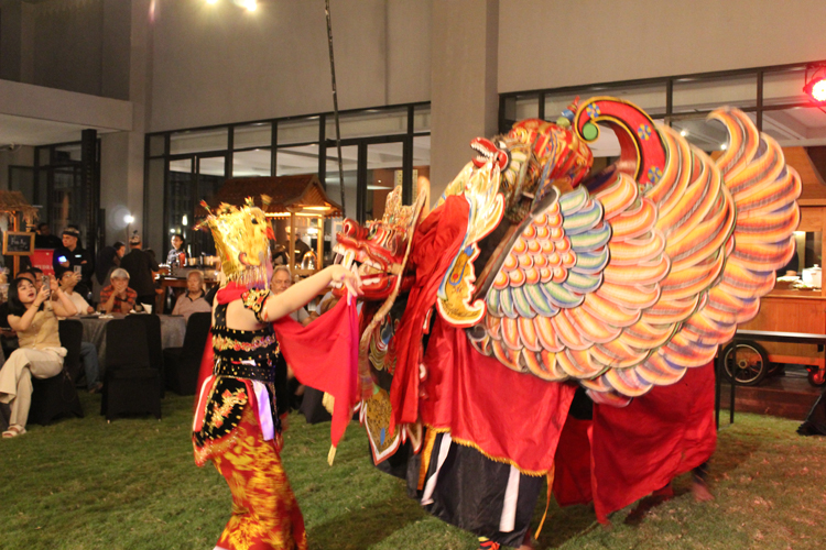 BARONG PREJENG: Tamu dan wisatawan dapat menikmati makanan dan minuman di Garden Kokoon Hotel Banyuwangi sambil menyaksikan atraksi kesenian khas Banyuwangi.
