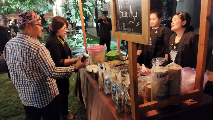 PECEL AYU: Plt Kepala Disbudpar Taufik Rohman didampingi General Manager Kokoon Hotel Banyuwangi Weni Kristanti berkeliling meninjau food stall UMKM yang meramaikan Culinary Of Blambangan.