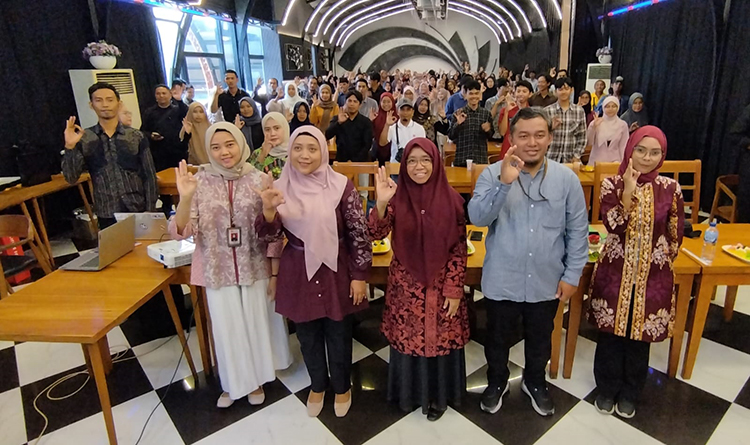 ANTUSIAS: Para pelaku UMKM Banyuwangi mengikuti acara sosialisasi dan edukasi literasi keuangan yang diadakan LPS II Surabaya digelar Deli Resto & Caf&eacute; Banyuwangi, Kamis (19/8).