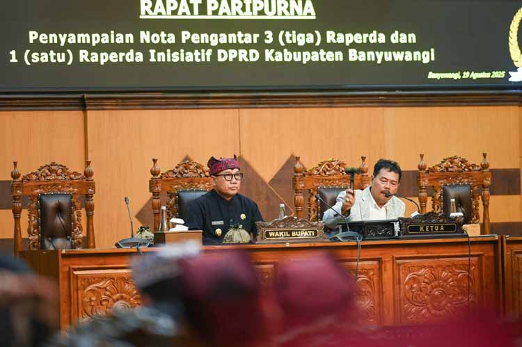 Wakil Ketua DPRD Ruliyono mengetuk palu pembukaan rapat paripurna penyampaian nota pengantar raperda inovasi daerah dan raperda tentang rencana pembangunan industri, Senin (19/8).