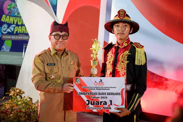 PRESTASI: Wabup Mujiono menyerahkan piala juara 1 LKBB jenjang SMA.