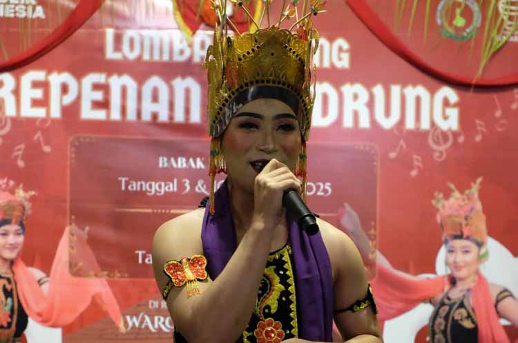 KONTESTAN PRIA: Sandy membawakan gending dengan suara dan kostum gandrung yang menjiwai pada kompesiti gending repenan gandrung, Minggu (17/8).