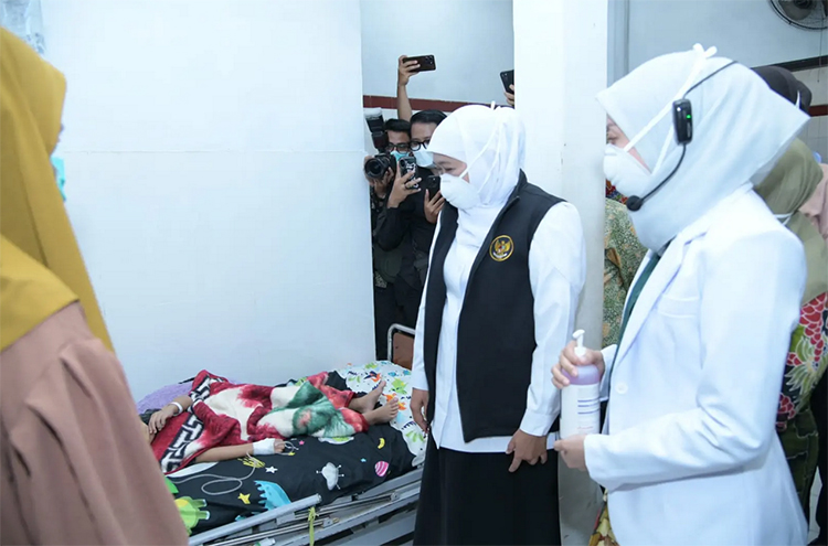 Gubernur Jatim Khofifah Indar Parawansa meninjau pasien campak di RUSD dr H Mohammad Anwar Sumenep, Sabtu (23/8/2025).