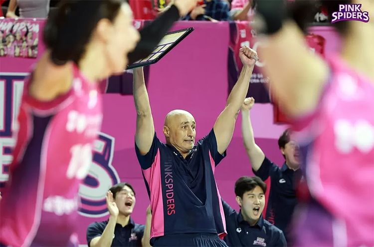 Marcello Abbondanza saat menjadi pelatih Pink Spiders.