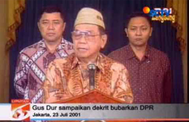 Gus Dur mengeluarkan dekrit pembubaran DPR pada 2001 silam.
