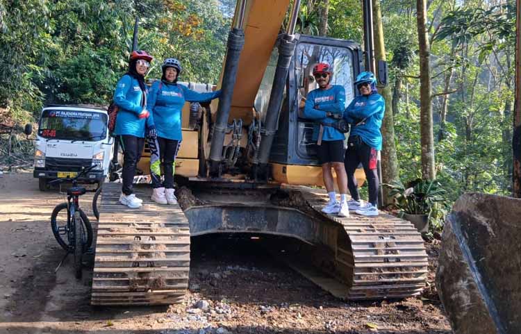 NAIK EXCAVATOR: Sejak jalur Gumitir ditutup untuk semua kendaraan, warga justru memanfaatkan untuk kegiatan olahraga.