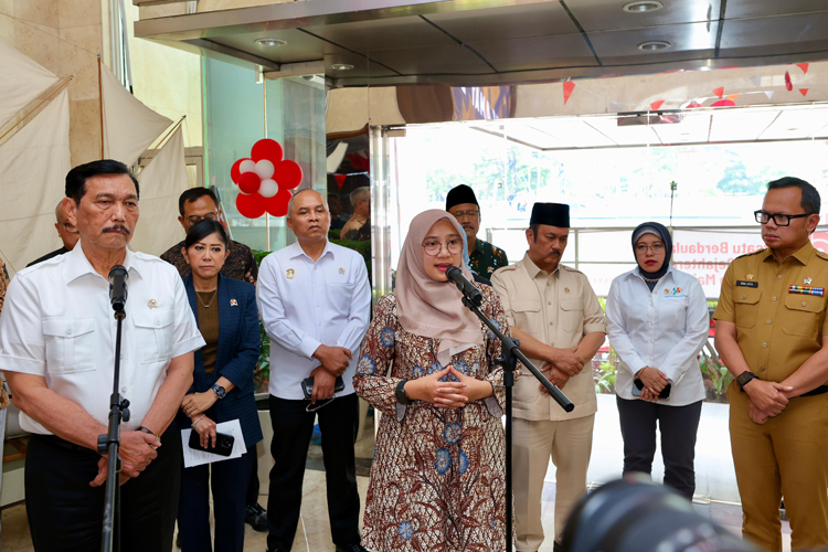 Bupati Ipuk bersama Luhut Binsar Panjaitan dan sejumlah menteri serta wakil menteri menyampaikan transformasi digital yang telah dilakukan Pemkab Banyuwangi sejak 2012, Selasa (26/8).