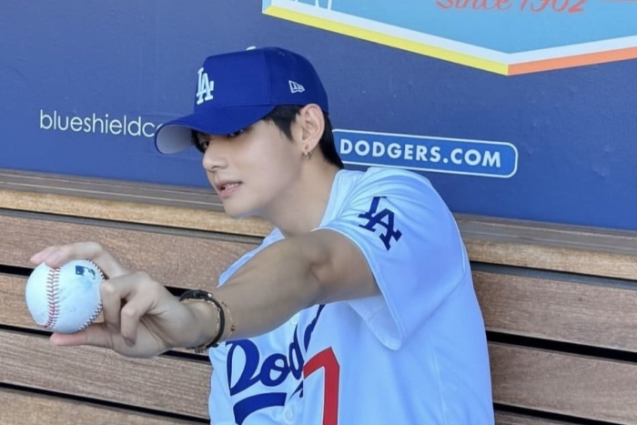 V BTS lempar pitch di Dodger Stadium, momen bersejarah bagi ARMY.