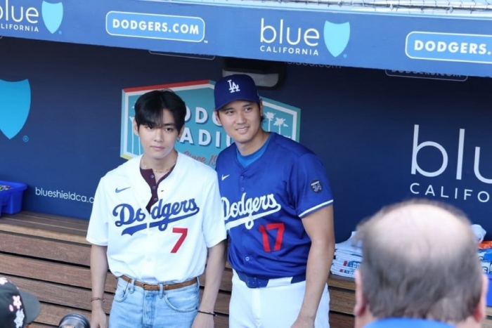 Dengan pesonanya V BTS tampil di Dodger Stadium, viral di MLB.