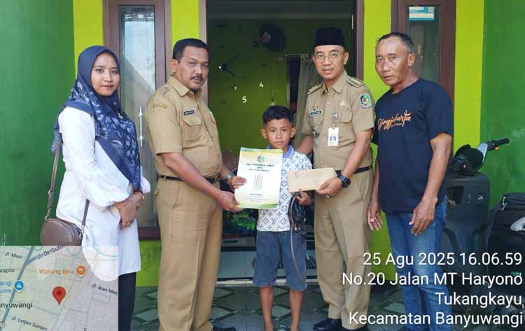 SALURKAN ZIS: Petugas Baznas bersama Camat Banyuwangi dan Lurah Tukangkayu menyerahkan bantuan kepada AP.