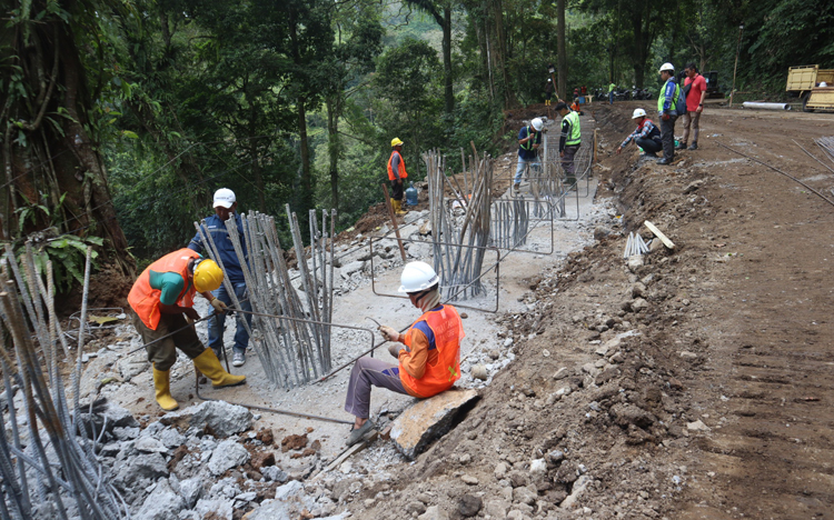 Pekerja terus mengebut penyelesaian proyek preservasi jalur Gumitir. Perbaikan yang semula ditargetkan selesai pada 24 September 2025, kini dipercepat.