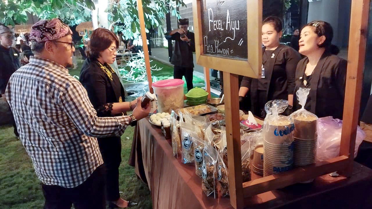 Plt Kepala Dinas Kebudayaan dan Pariwisata Taufik Rohman didampingi General Manager Kokoon Hotel Banyuwangi Weni Kristanti saat berkeliling meninjau food stall UMKM.