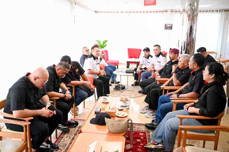 Perwakilan KONI Semarang berdialog dengan Plt Kepala Dispora Alfin Kurniawan (pakai udeng) dan jajaran KONI Banyuwangi di Lounge Pemkab Banyuwangi, Selasa (26/8).
