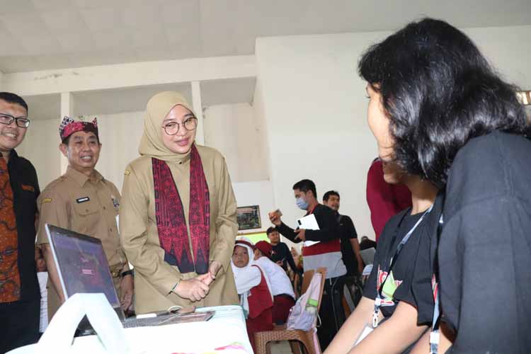 JAGO MTK: Bupati Ipuk Fiestiandani didampingi Kepala Dispendik Suratno meninjau Olimpiade Matematika Gasing, kompetisi menghitung cepat yang diikuti oleh siswa SD se-Banyuwangi.