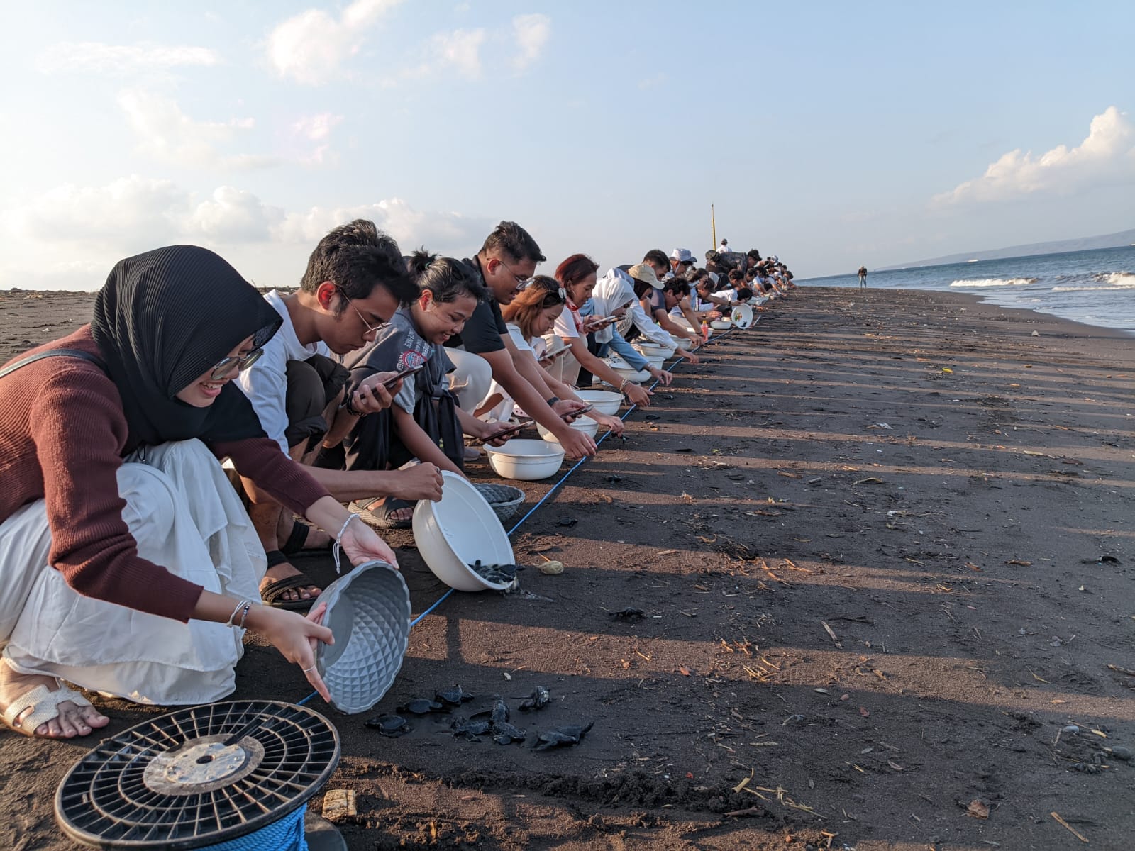 BERJAJAR : Sebanyak 70 mahasiswa dari sebelas negara melepasliarkan Tukik di Pantai Marina Boom Banyuwangi pada Jumat (22/8) lalu