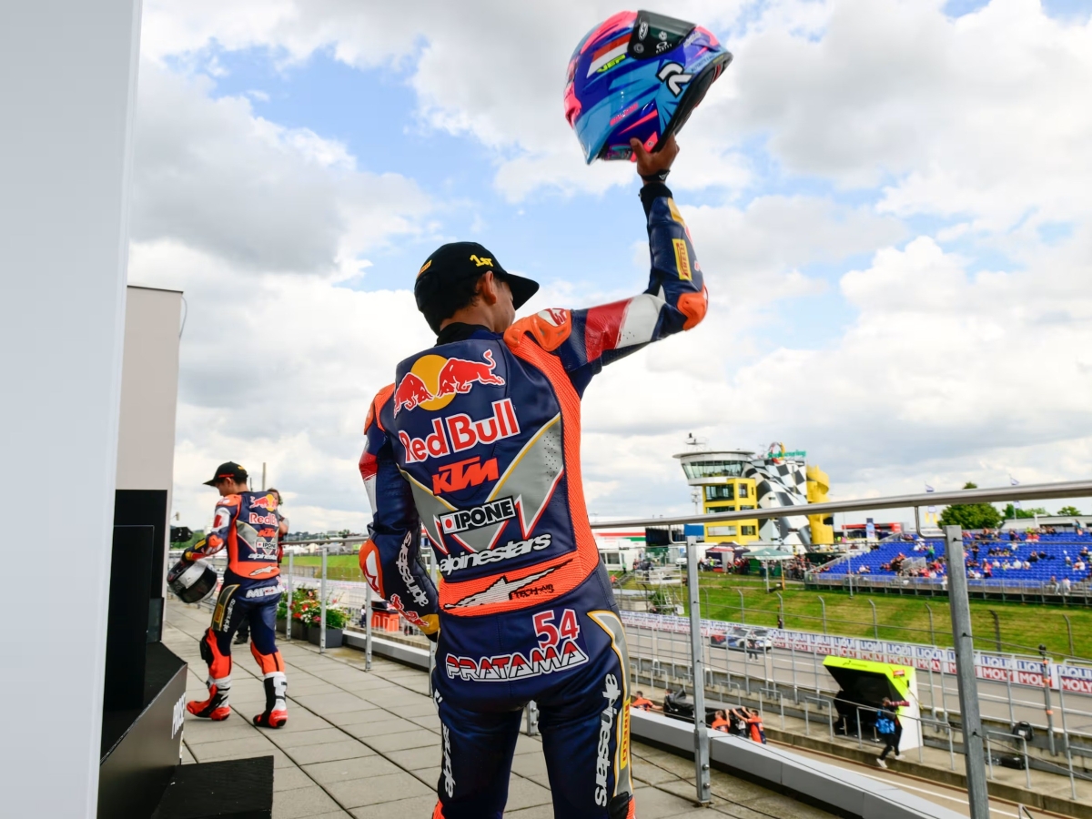 Rivalitas sengit Veda Ega Pratama vs Brian Uriarte di Red Bull Rookies Cup 2025.