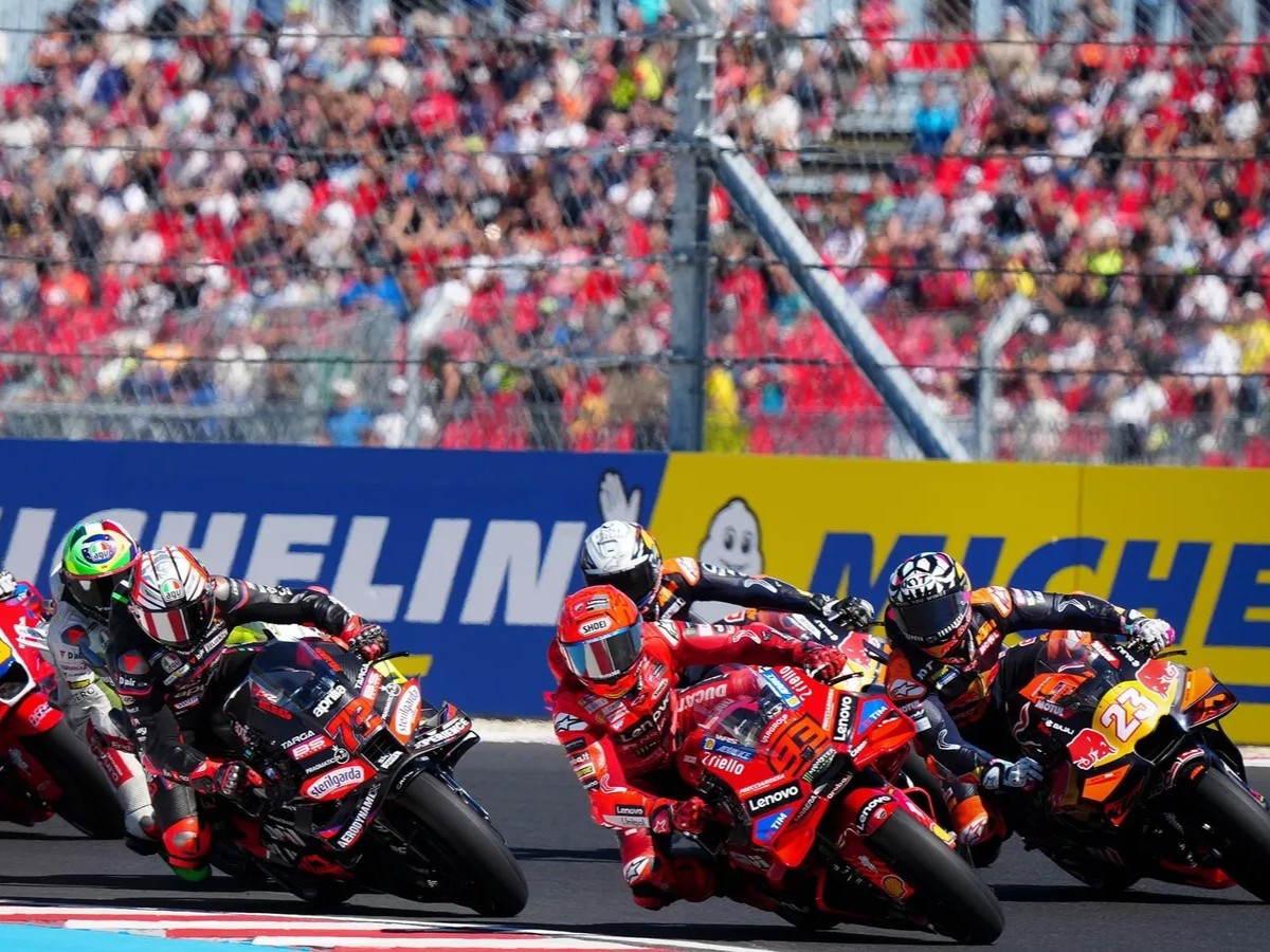 Duel seru Marquez vs Bezzecchi di MotoGP Hungaria 2025.