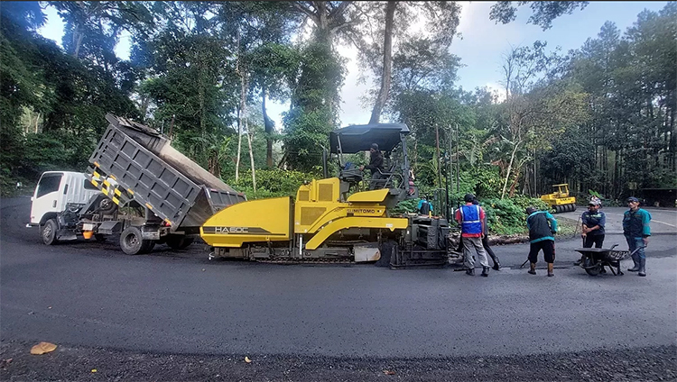 Jalur Gumitir penghubung Jember-Banyuwangi mulai dilakukan pengaspalan yang dimulai dari gapura selamat datang di Jember.
