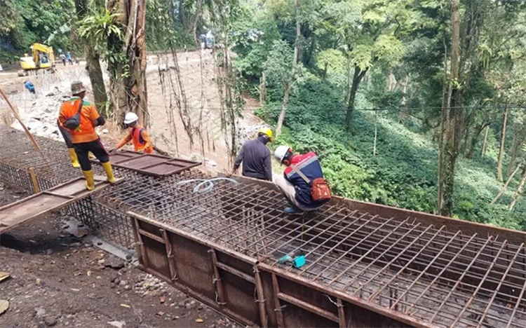 Pekerja mengerjakan pemasangan tulangan (Capping Beam) di KM 36.800, tikungan mbah Singo di Dusun Gumitir, Desa Sidomulyo, Kecamatan Silo, Jember, Kamis (21/8).