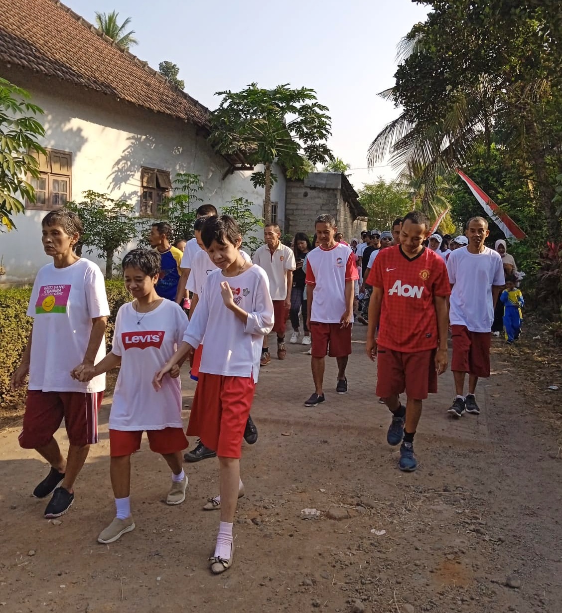 Pasien ODGJ dari PKBW Dusun Tegalpare, Desa Wringinputih, Kecamatan Muncar ikut jalan sehat bareng warga.