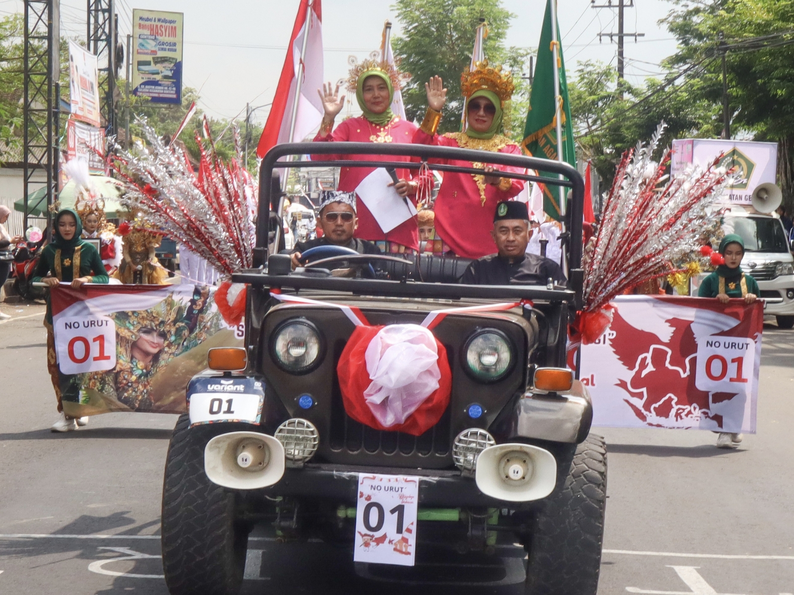 Kepala MTsN 8 Banyuwangi Sri Endah Zulaikahtul Kharimah (kanan) bersama Waka Kurikulum Dra Luki Utari memimpin rombongan.
