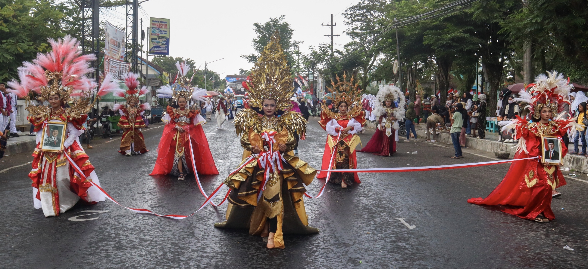 Siswa SMPN 1 Genteng pembawa lambang garuda, Presiden dan Wakil Presiden RI dalam Karnaval Budaya tingkat SMP/MTs di Kecamatan Genteng.
