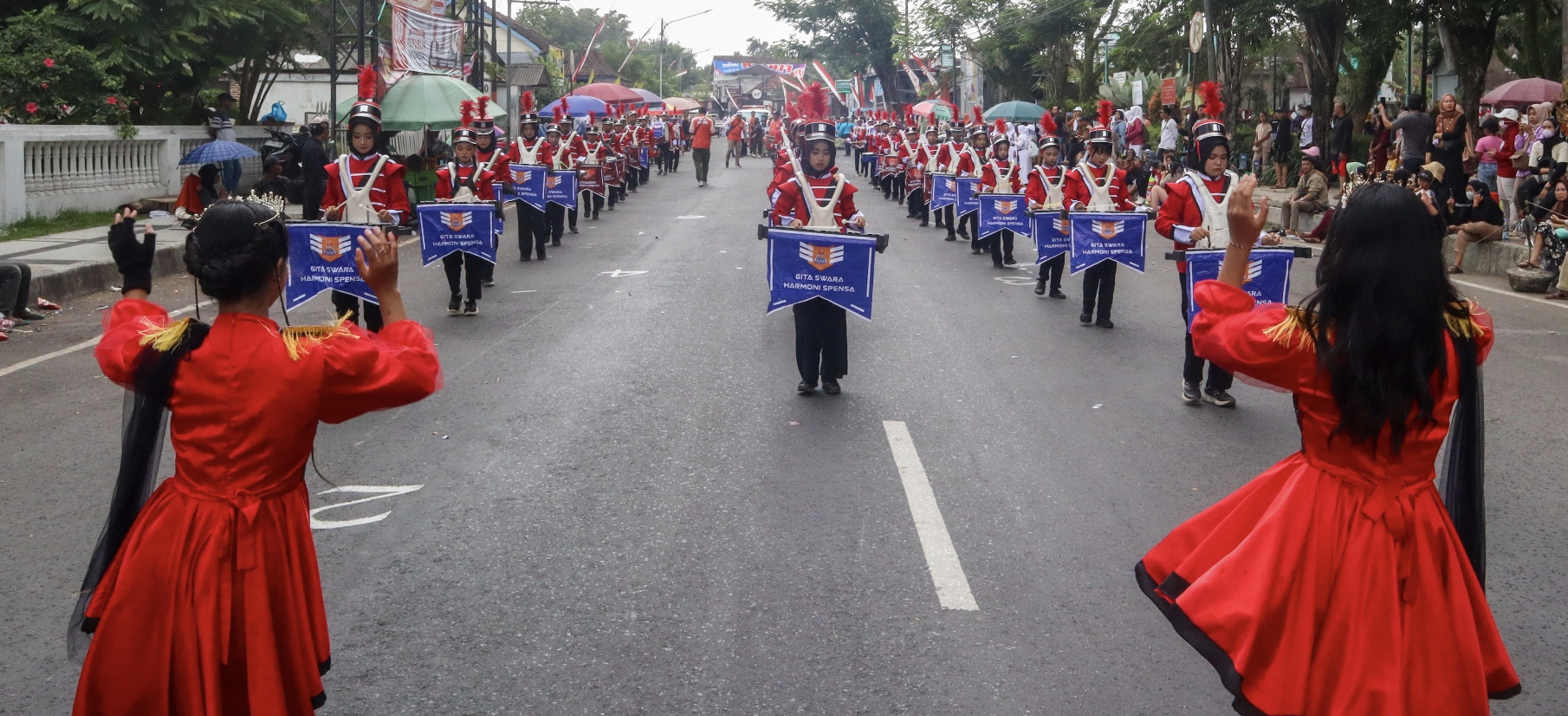 Drumband Gita Swara Harmoni SMPN 1 Genteng tampil dalam Karnaval Budaya tingkat SMP/MTs di Kecamatan Genteng.