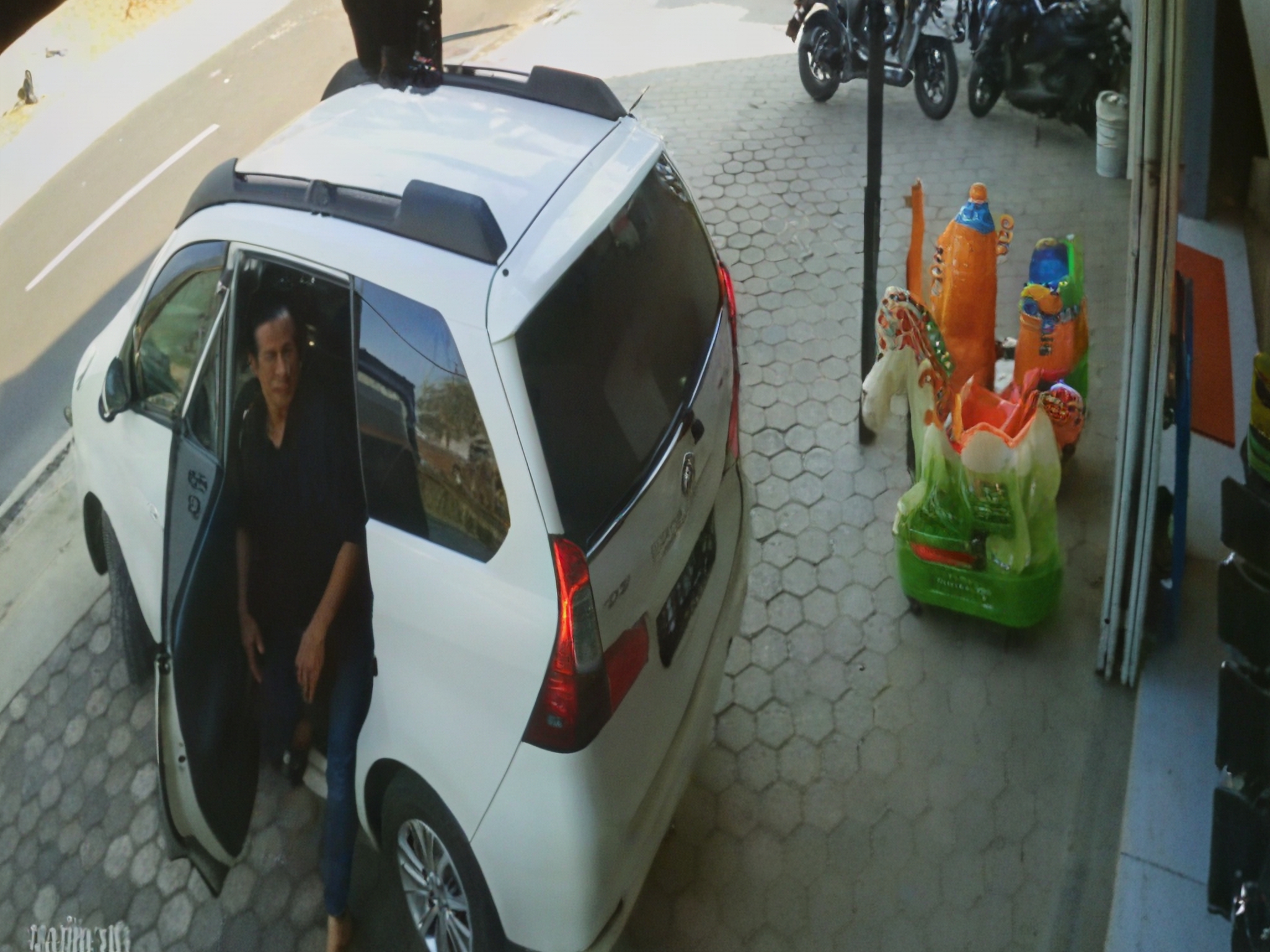 Salah satu pelaku menunggu di mobil Toyota Avanza warna putih depan Swalayan Virgin.