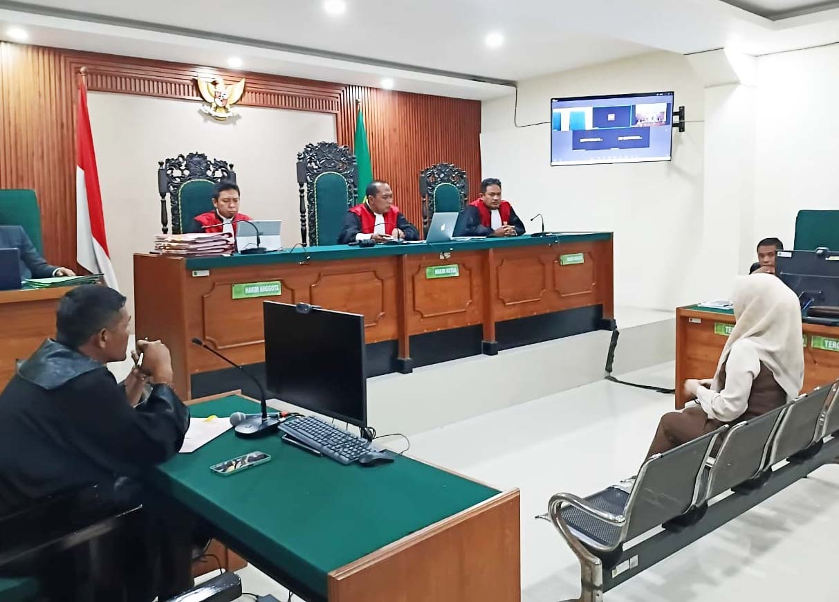 Ketua Majelis Hakim PN Banyuwangi I Made Trisna Wijaya memvonis Rina Septiyana, warga Kecamatan Kabat yang juga seorang Bhayangkari di Polres Banyuwangi tiga tahun penjara.