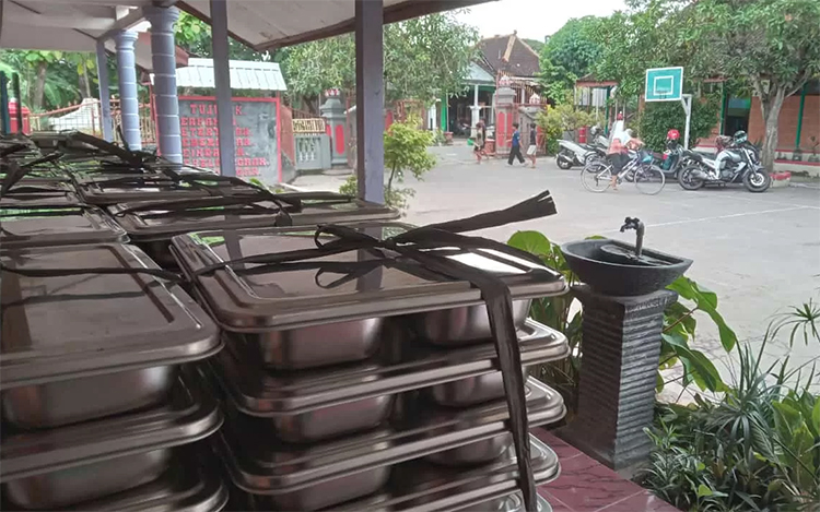 Tumpukan wadah makan bergizi gratis yang disajikan di SDN Dukuh 3 Sukoharjo.
