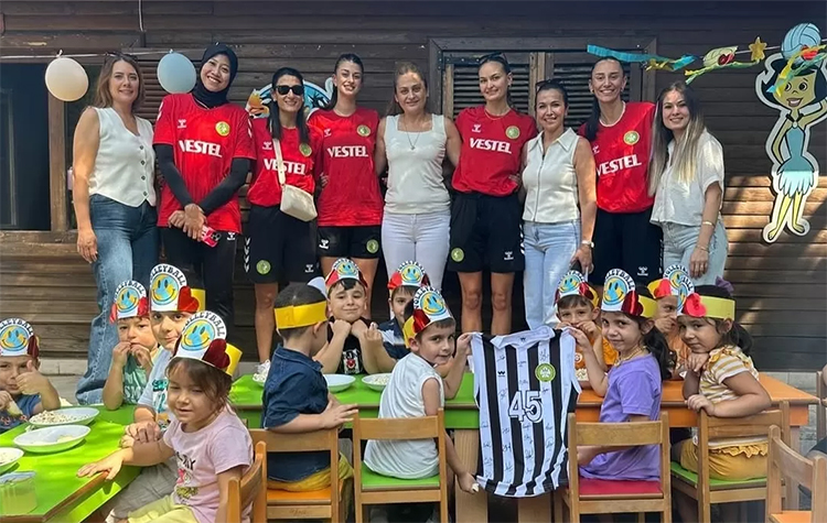 Megawati Hangestri berinteraksi hangat dengan anak-anak di Pusat Pendidikan Anak Adnan Menderes, Turki.