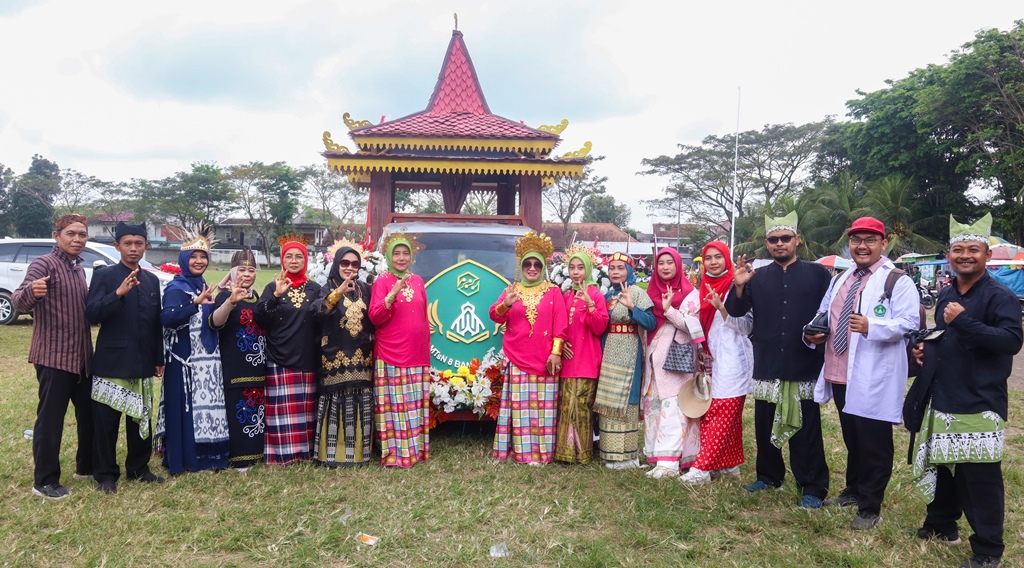 Dewan guru MTsN 8 Banyuwangi dalam kegiatan karnaval HUT ke 80 RI.
