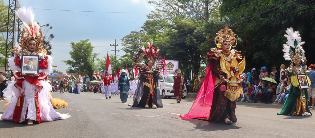 Barisan pembawa lambang negara MTsN 8 Banyuwangi dalam Karnaval Budaya tingkat SMP/MTs di Kecamatan Genteng.