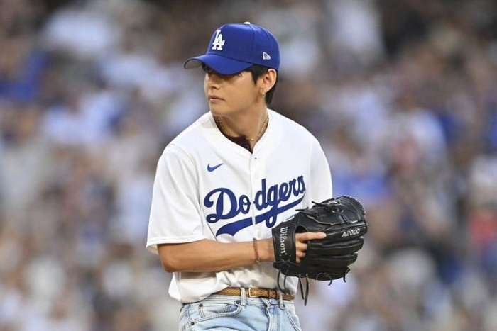 Kim Taehyung BTS memeriahkan Dodgers vs Cincinnati Reds di Los Angeles.