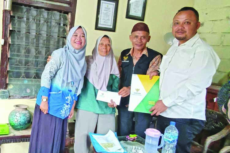 Perwakilan Baznas bersama Ketua UPZ Kecamatan Genteng menyerahkan bantuan kepada Supiyami di Desa Genteng Wetan, Kecamatan Genteng.