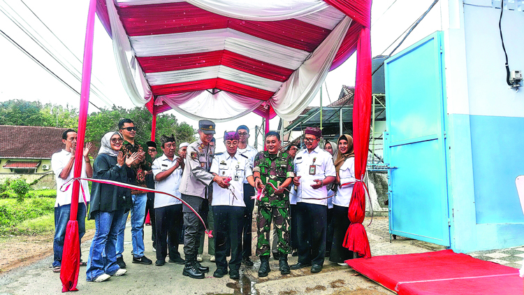 POTONG PITA: Camat Banyuwangi Hartono meluncurkan SPPG di Kelurahan Pakis, Banyuwangi, Rabu (27/8).