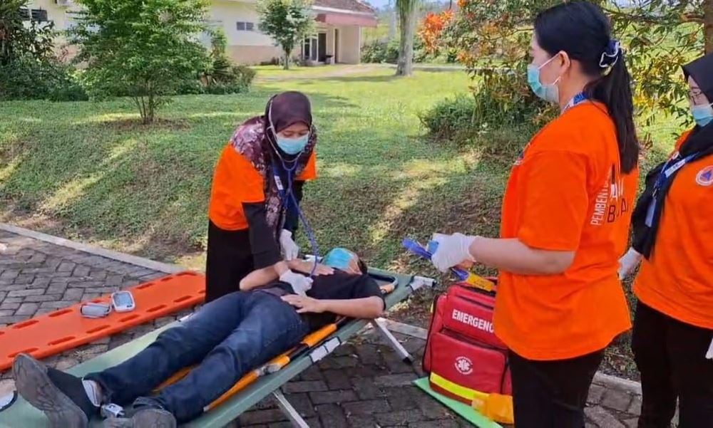 Tim RSAB RSU Bhakti Husada Krikilan mempraktekkan cara mengevakuasi pasien saat terjadi bencana.