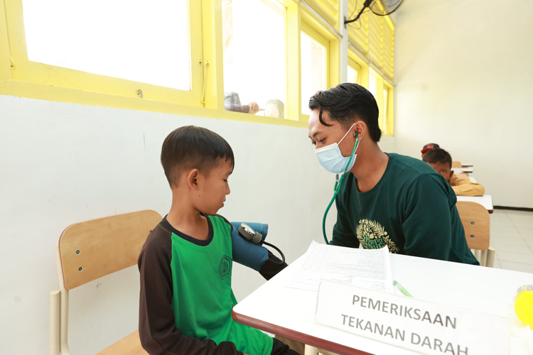 DETEKSI DINI: Siswa menjalani pemeriksaan kesehatan gratis. Salah satu temuannya adalah jumlah pelajar yang terindikasi perokok aktif cukup tinggi.