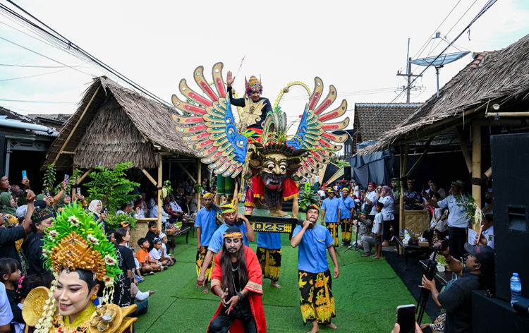Kepala Desa Gintangan Hardiyono ikut tampil mengenakan kostum berbahan dasar bambu dalam Festival Bambu Gintangan yang berlangsung di jalan utama desa setempat, Rabu (27/8).