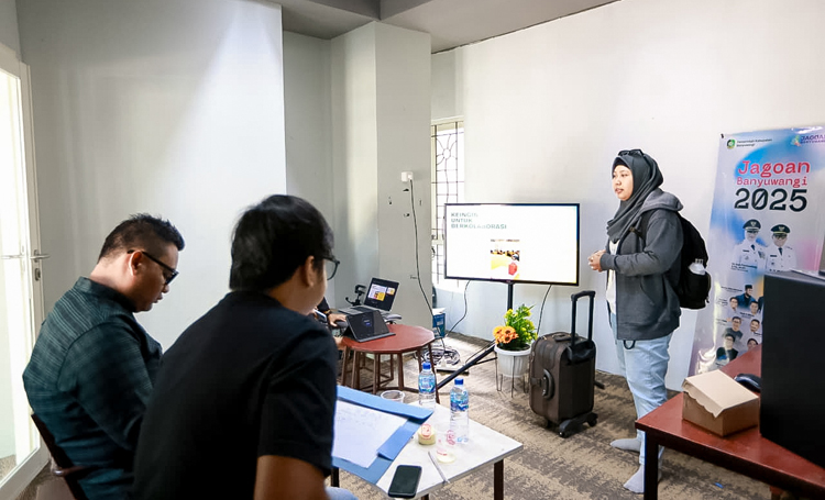 PENUH SEMANGAT: Peserta Jagoan Bisnis mempresentasikan konsep bisnis secara singkat di hadapan juri di Terminal Pariwisata Terpadu Banyuwangi, Selasa (26/8).