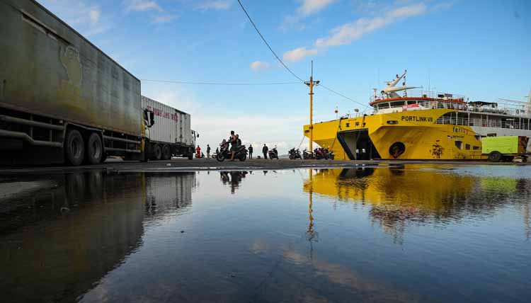 Truk ukuran besar melaju pelan menuju kapal Port Link VII usai terjadi penumpukan kendaraan di Dermaga Bulusan, Kamis (28/8).