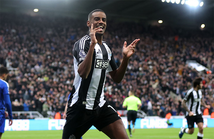 Alexander Isak merayakan gol untuk Newcastle United musim 2024-2025.